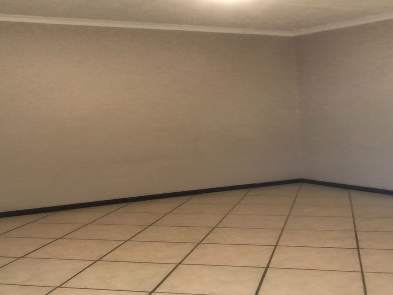 2 Bedrooms, 1 bathroom, 2 covered parking apartment for sale - Photo 7