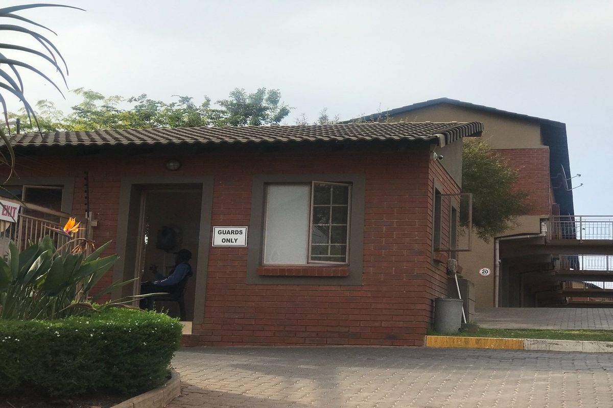 2 Bedrooms, 1 bathroom, 2 covered parking apartment for sale - Photo 2