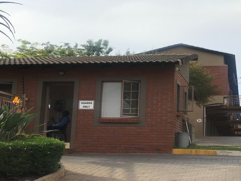 2 Bedrooms, 1 bathroom, 2 covered parking apartment for sale - Photo 2