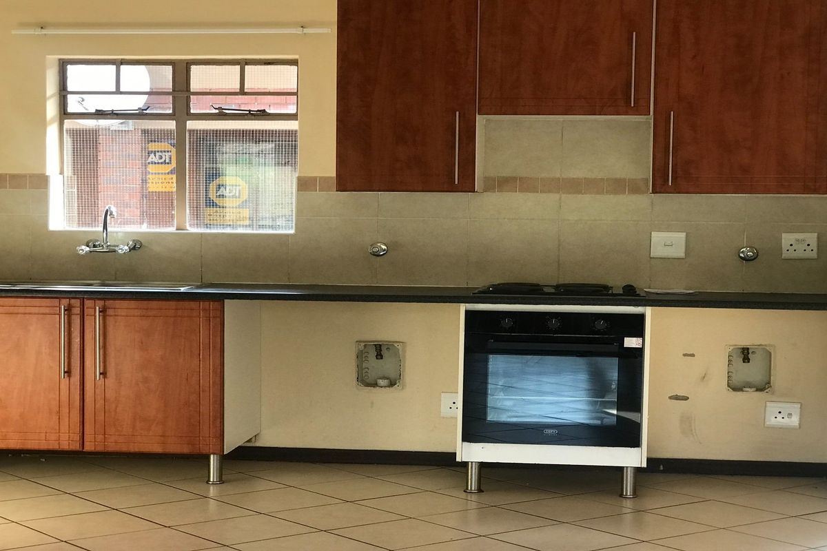 2 Bedrooms, 1 bathroom, 2 covered parking apartment for sale - Photo 4