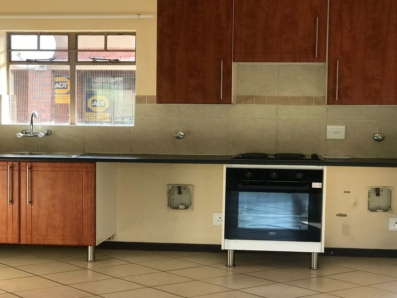 2 Bedrooms, 1 bathroom, 2 covered parking apartment for sale - Photo 4