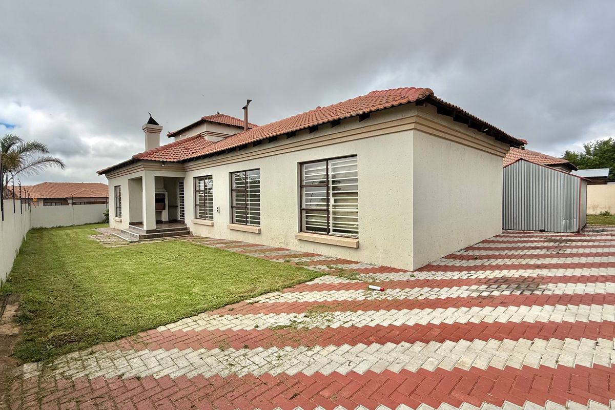 Family Home In A Prime Location Of Aerorand West - Photo 3