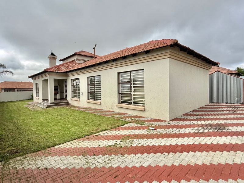 Family Home In A Prime Location Of Aerorand West - Photo 3