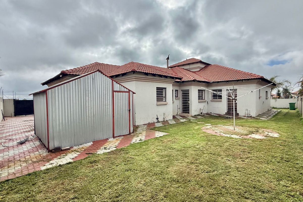 Family Home In A Prime Location Of Aerorand West - Photo 4