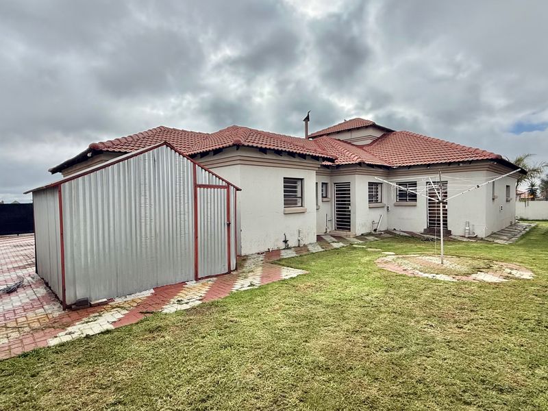 Family Home In A Prime Location Of Aerorand West - Photo 4