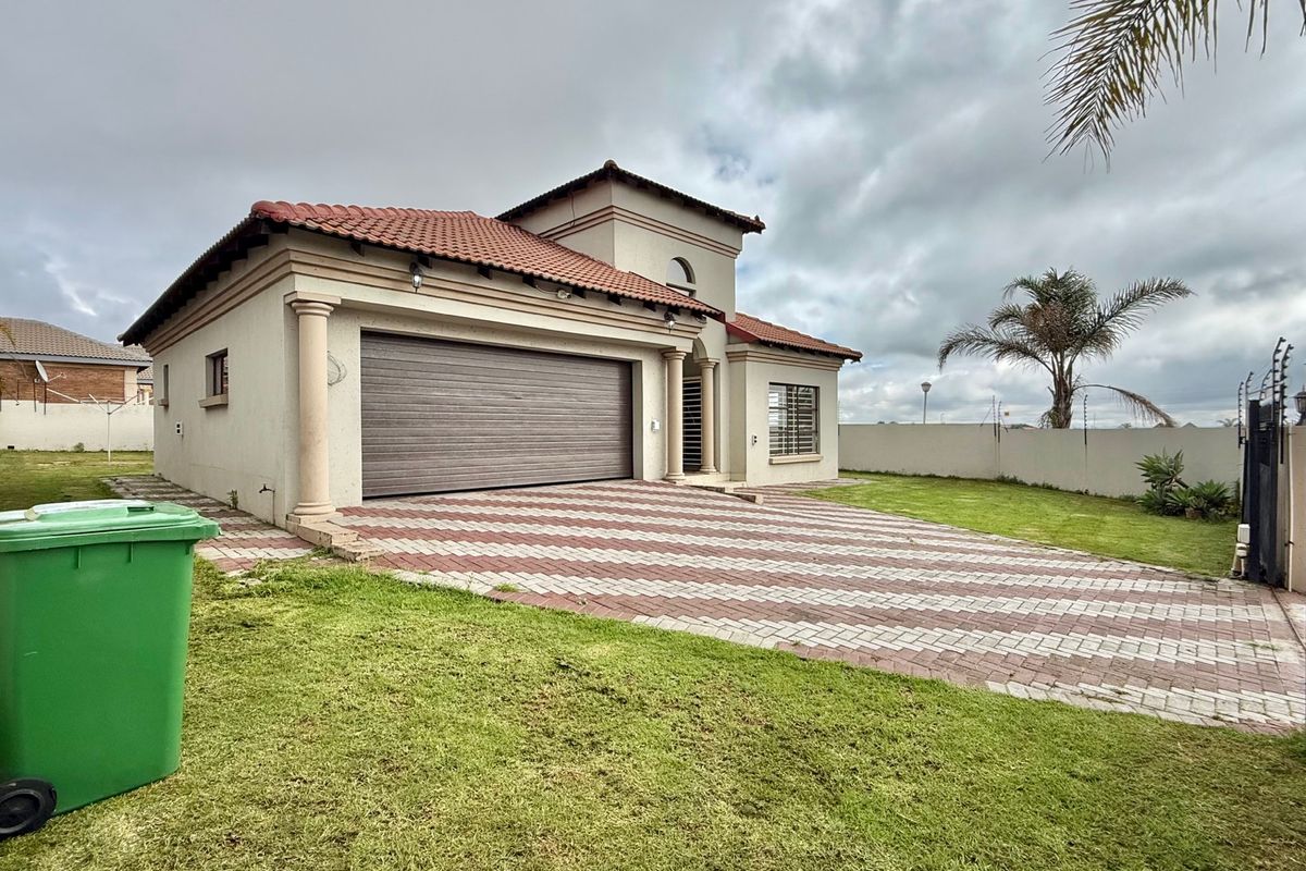 Family Home In A Prime Location Of Aerorand West - Photo 2