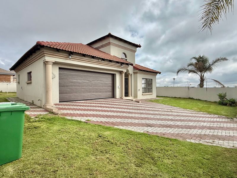 Family Home In A Prime Location Of Aerorand West - Photo 2