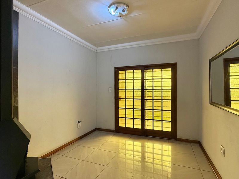 Family Home In A Prime Location Of Aerorand West - Photo 10