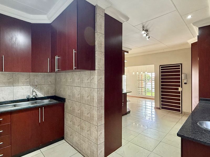 Family Home In A Prime Location Of Aerorand West - Photo 8