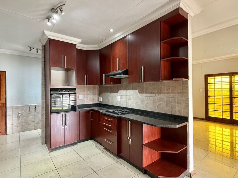 Family Home In A Prime Location Of Aerorand West - Photo 7