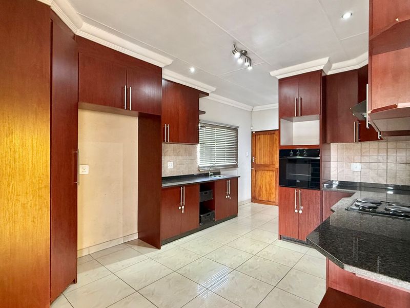 Family Home In A Prime Location Of Aerorand West - Photo 6