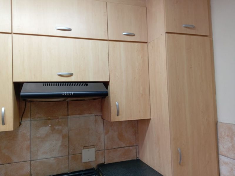 Charming Ground-Floor Flat with Extra Room Potential – Prime Location Near College & CBD - Photo 6