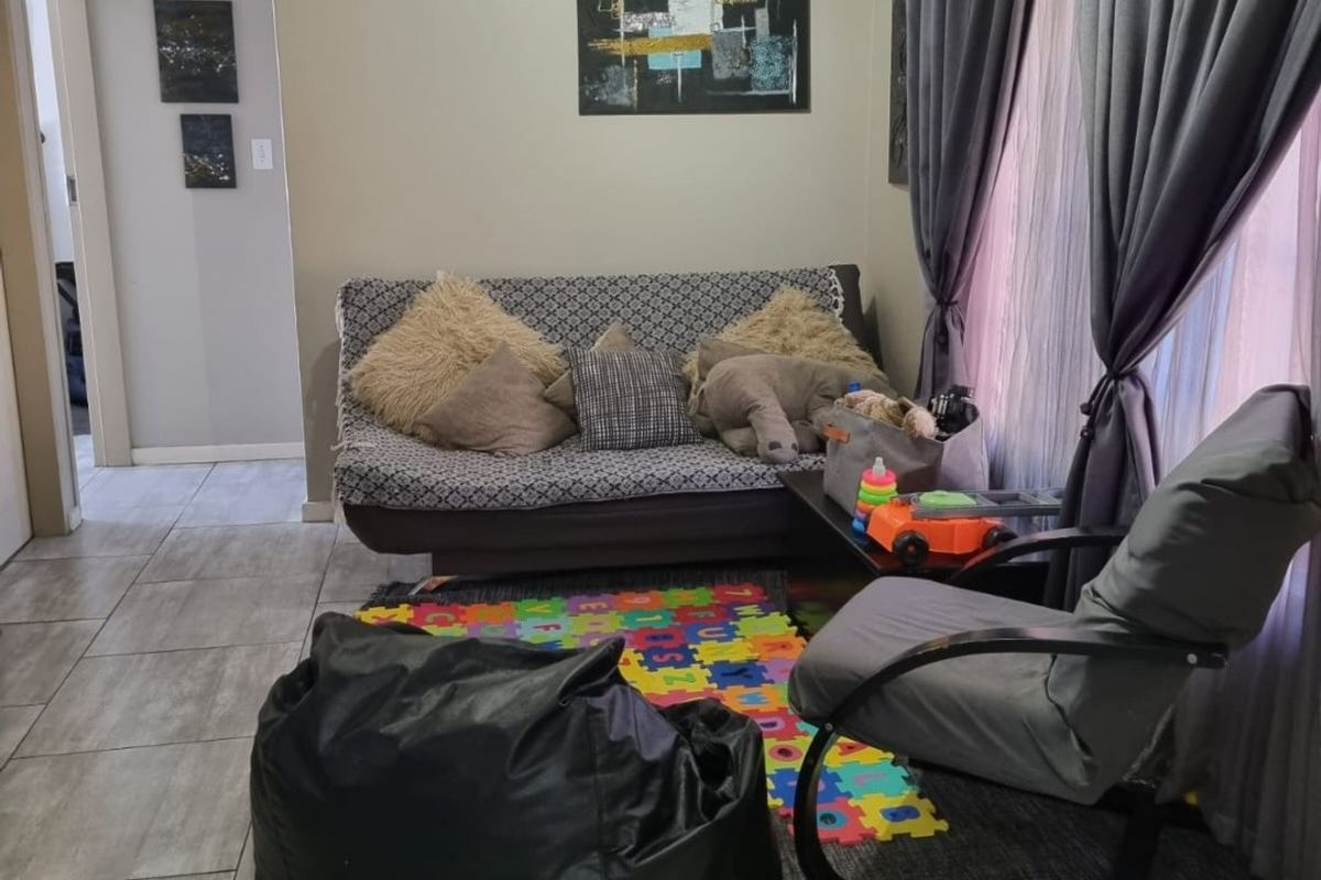 Modern Family Home With Solar, Office Space & Double Garage – A Perfect Move-In Ready Property - Photo 3