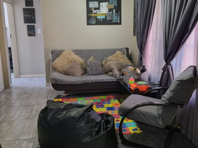 Modern Family Home With Solar, Office Space & Double Garage – A Perfect Move-In Ready Property - Photo 3