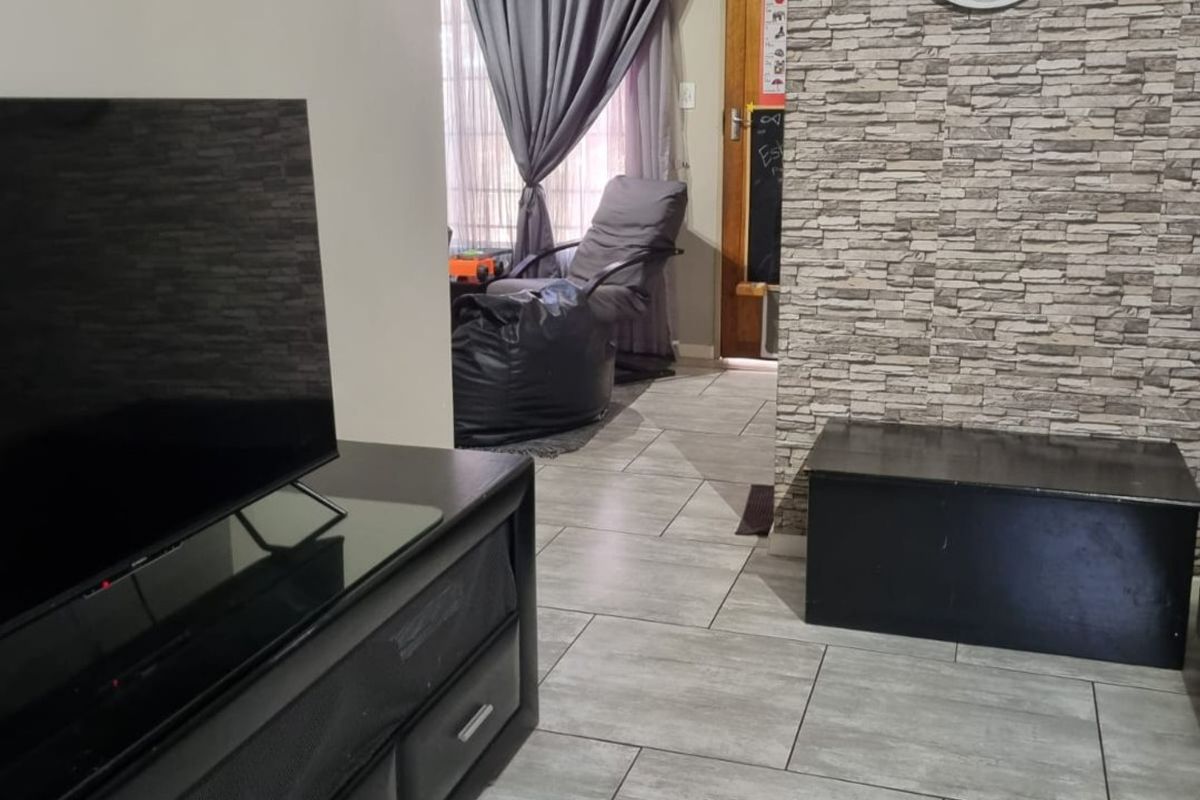 Modern Family Home With Solar, Office Space & Double Garage – A Perfect Move-In Ready Property - Photo 4