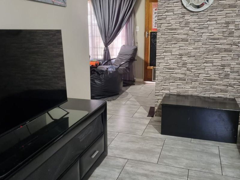 Modern Family Home With Solar, Office Space & Double Garage – A Perfect Move-In Ready Property - Photo 4