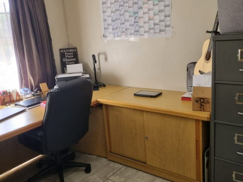 Modern Family Home With Solar, Office Space & Double Garage – A Perfect Move-In Ready Property - Photo 8