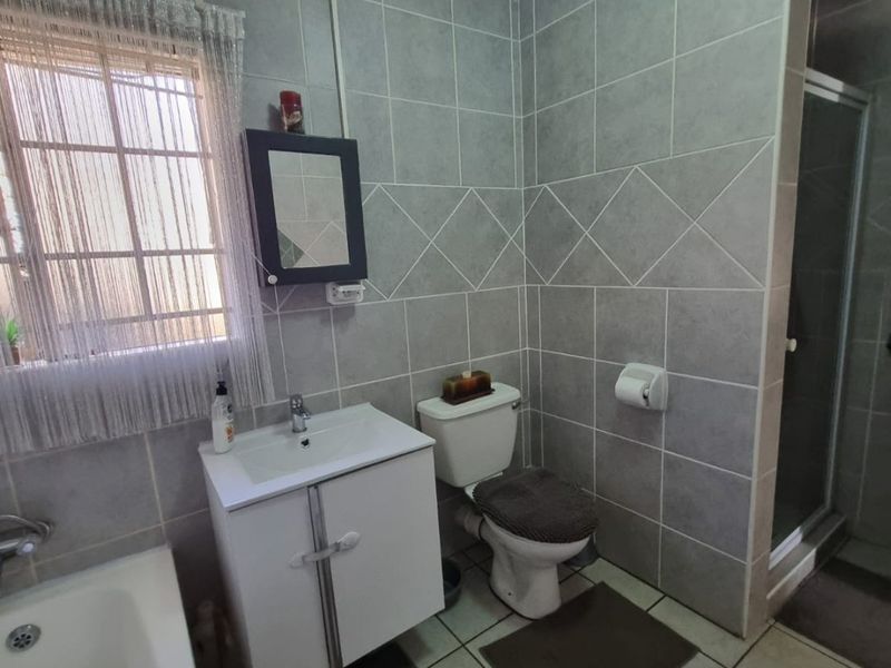 Modern Family Home With Solar, Office Space & Double Garage – A Perfect Move-In Ready Property - Photo 6