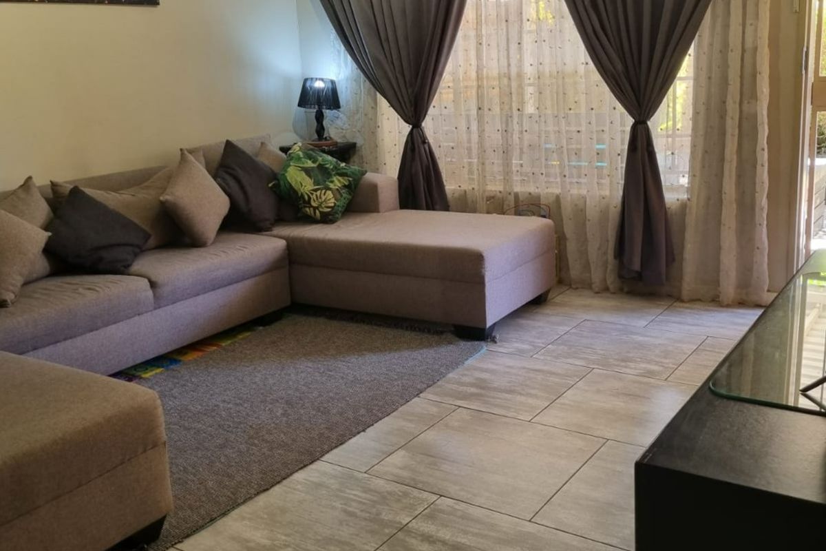 Modern Family Home With Solar, Office Space & Double Garage – A Perfect Move-In Ready Property - Photo 2