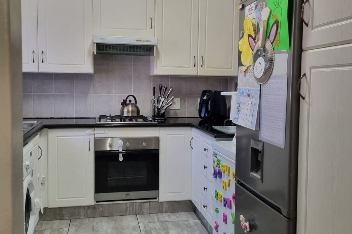 Modern Family Home With Solar, Office Space & Double Garage – A Perfect Move-In Ready Property - Photo 5