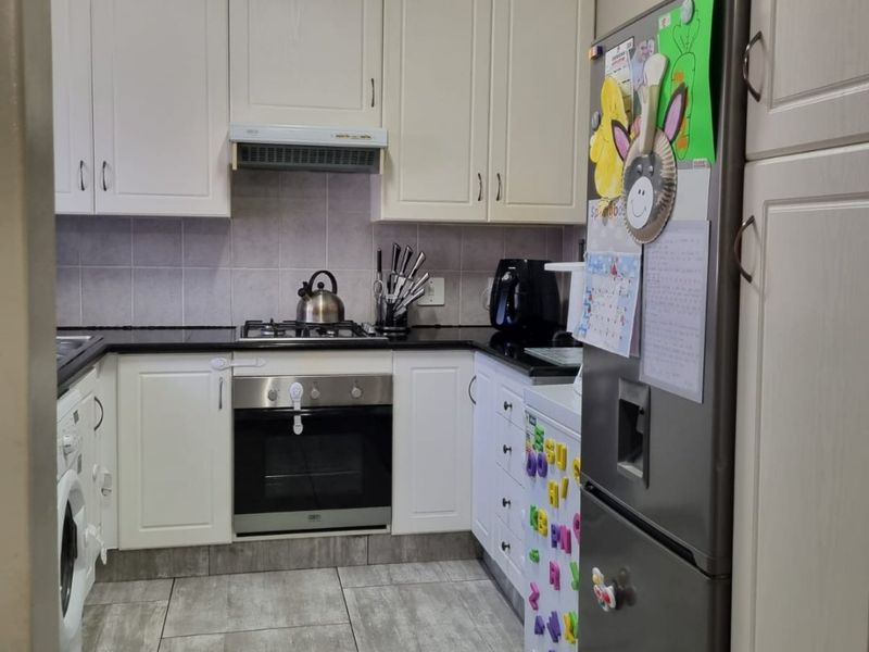 Modern Family Home With Solar, Office Space & Double Garage – A Perfect Move-In Ready Property - Photo 5