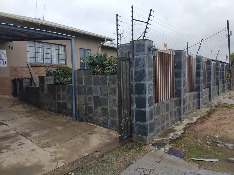 Charming 3-Bedroom Home for Sale – Spacious Stand & Great Extras! - Photo 2