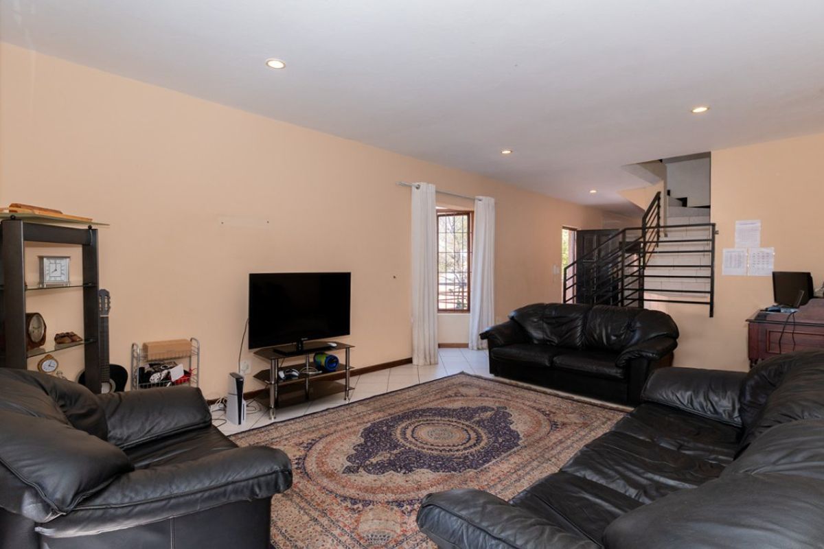 Modern & Spacious 2-Bed Duplex for Sale – Secure Complex Living - Photo 2