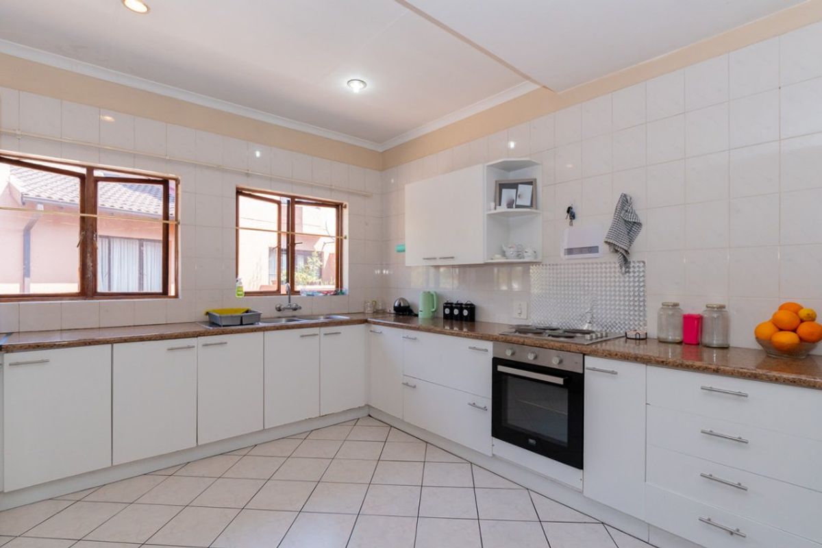 Modern & Spacious 2-Bed Duplex for Sale – Secure Complex Living - Photo 4