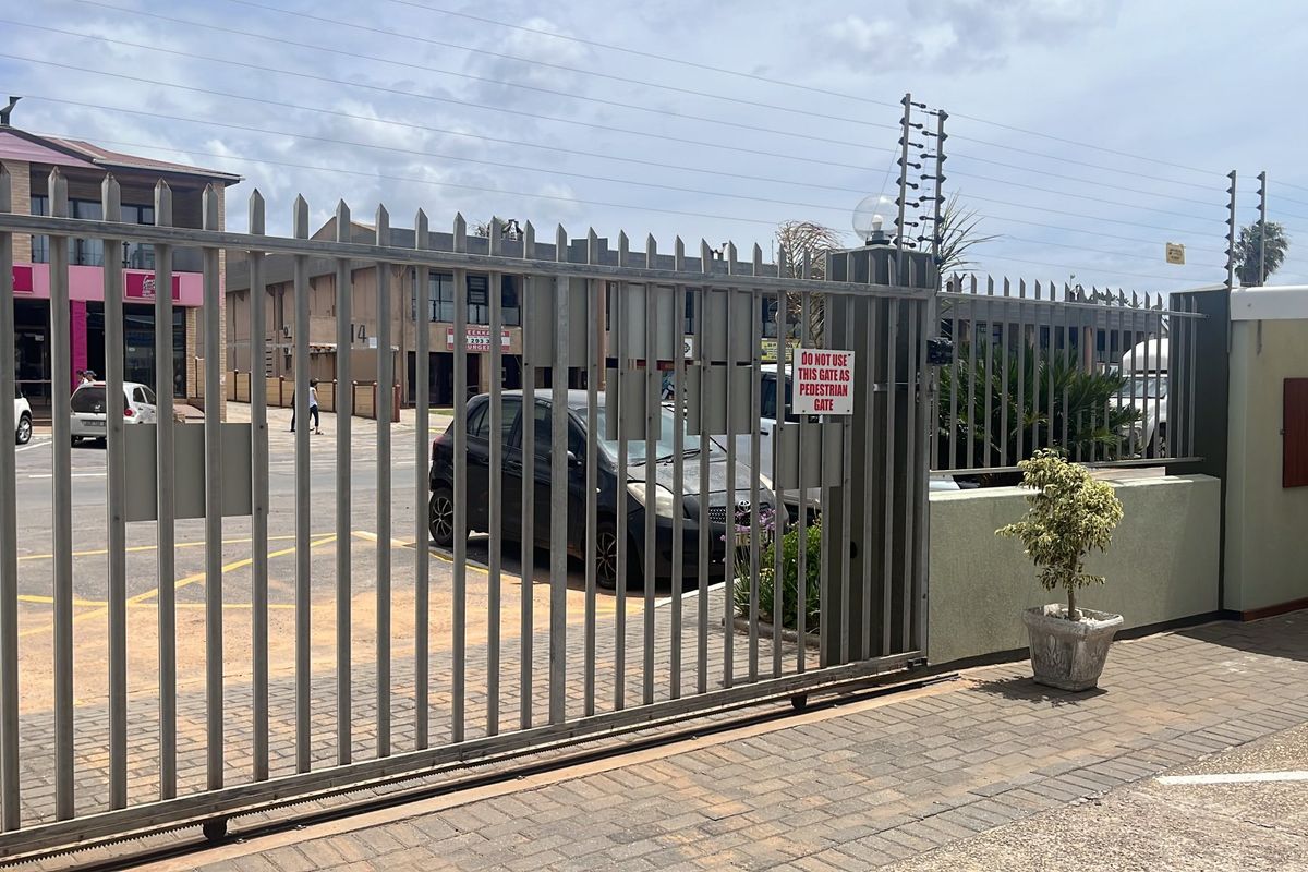 2 Bedroom apartment in sought after block - Photo 3