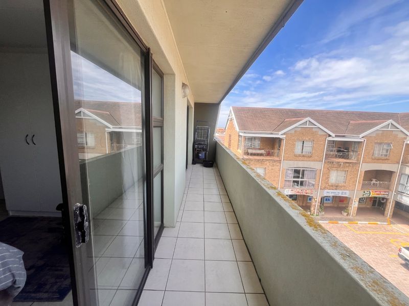 2 Bedroom apartment in sought after block - Photo 10