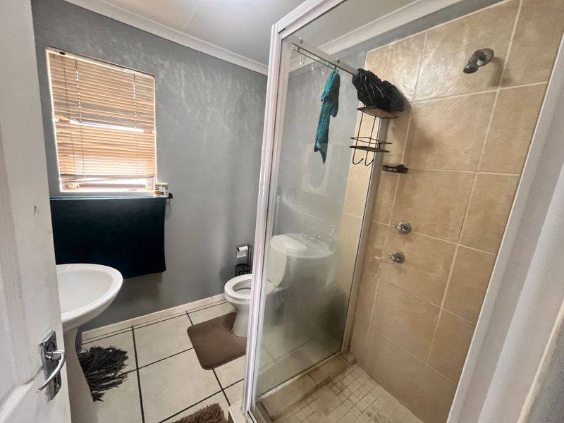 2 Bedroom apartment in sought after block - Photo 7