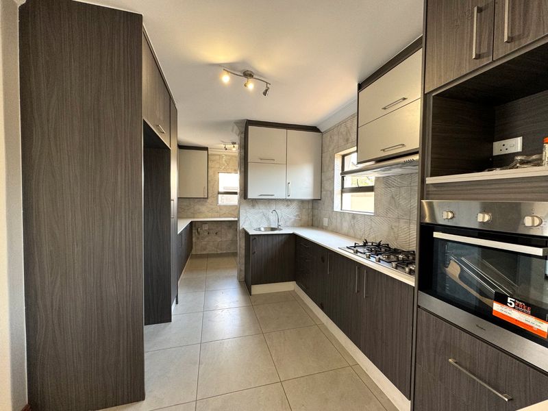 Modern 3-Bedroom Home in Secure Estate – No Transfer Costs! - Photo 7