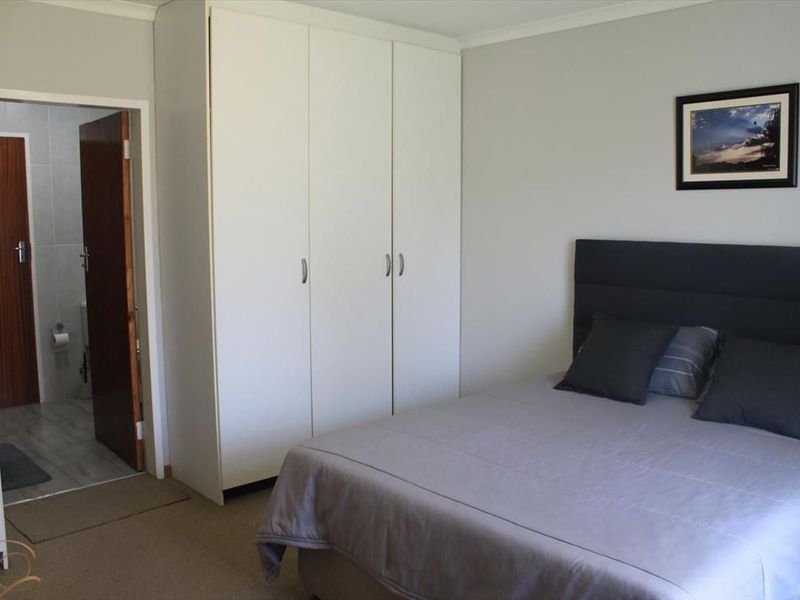 Charming Compact Home - Photo 2