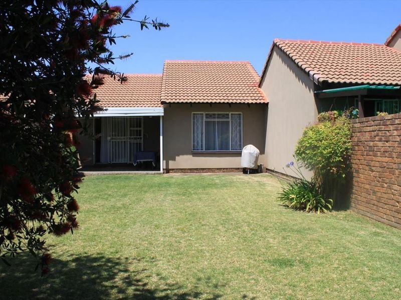 Charming Compact Home - Photo 3