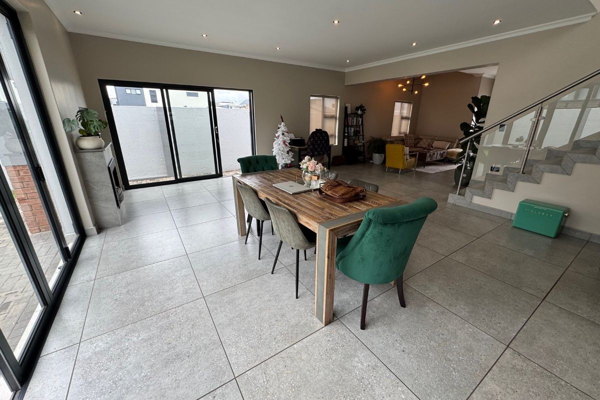 Elegant Family Home Overview - Photo 5