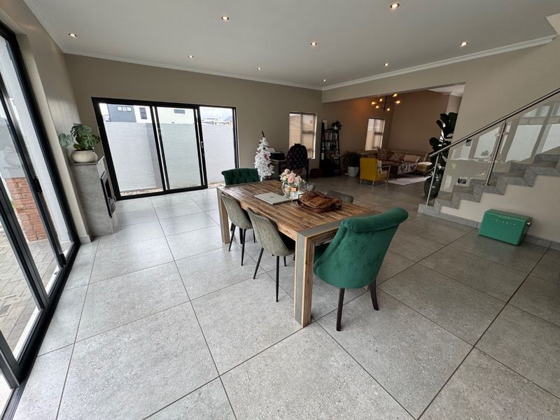 Elegant Family Home Overview - Photo 5