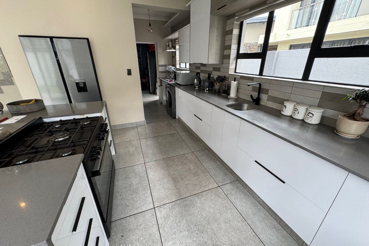 Elegant Family Home Overview - Photo 4