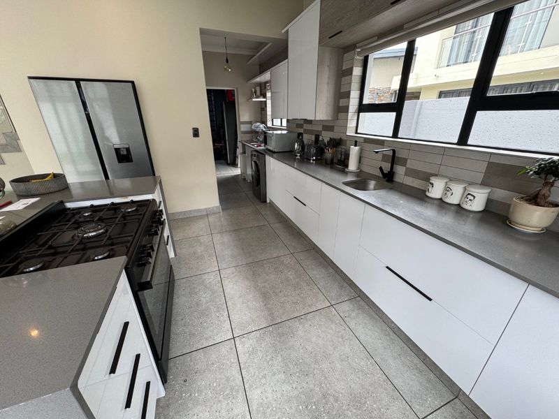 Elegant Family Home Overview - Photo 4