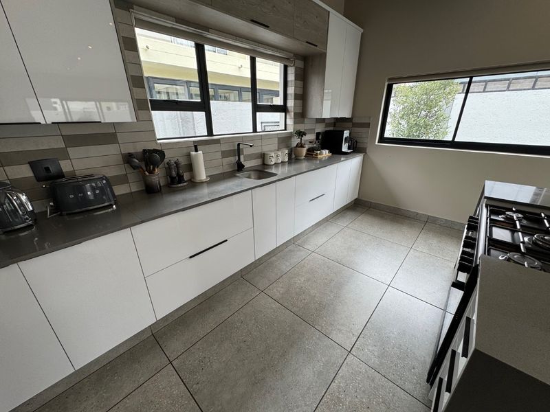 Elegant Family Home Overview - Photo 3