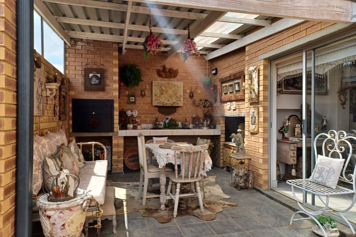 Spacious and Stylish Family Home - Photo 3