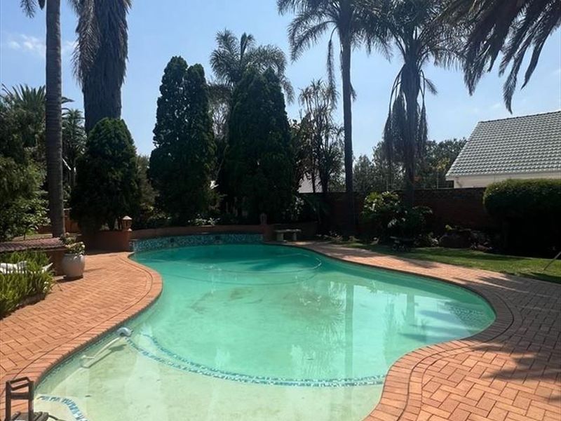 Spacious Family Home with Excellent Features - Photo 3