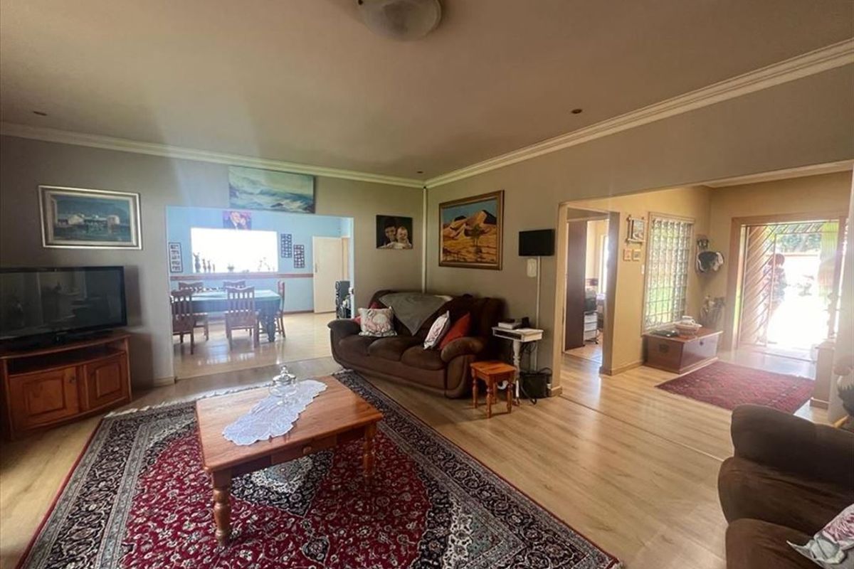 Spacious Family Home with Excellent Features - Photo 2