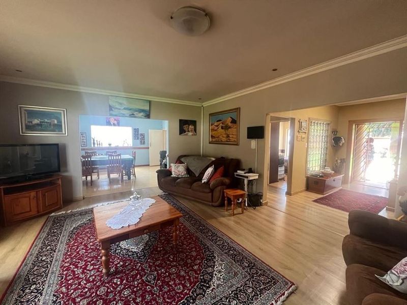 Spacious Family Home with Excellent Features - Photo 2