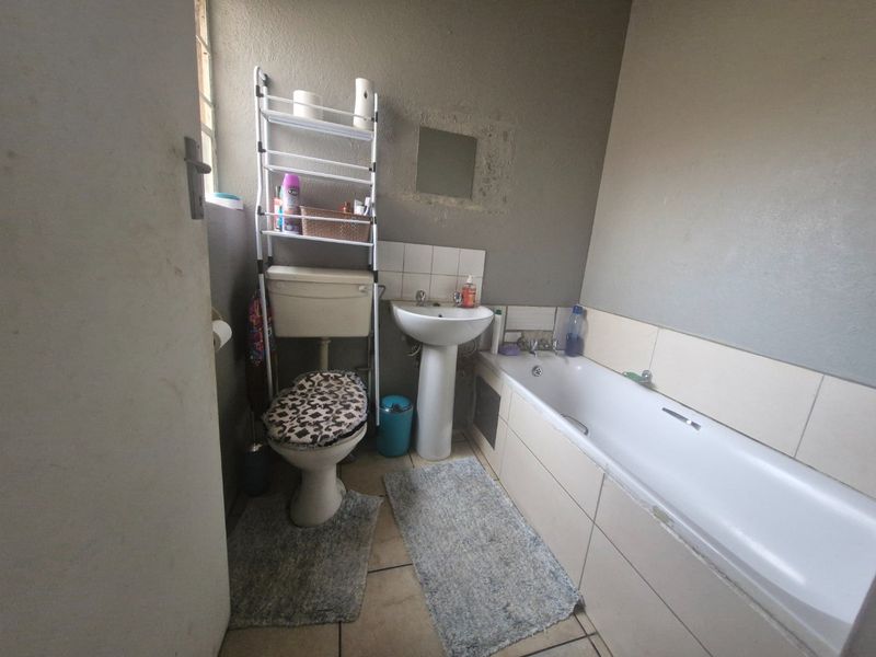 Charming 3-Bedroom Ground-Floor Home with Private Garden – A Rare Find at R650,000 - Photo 7