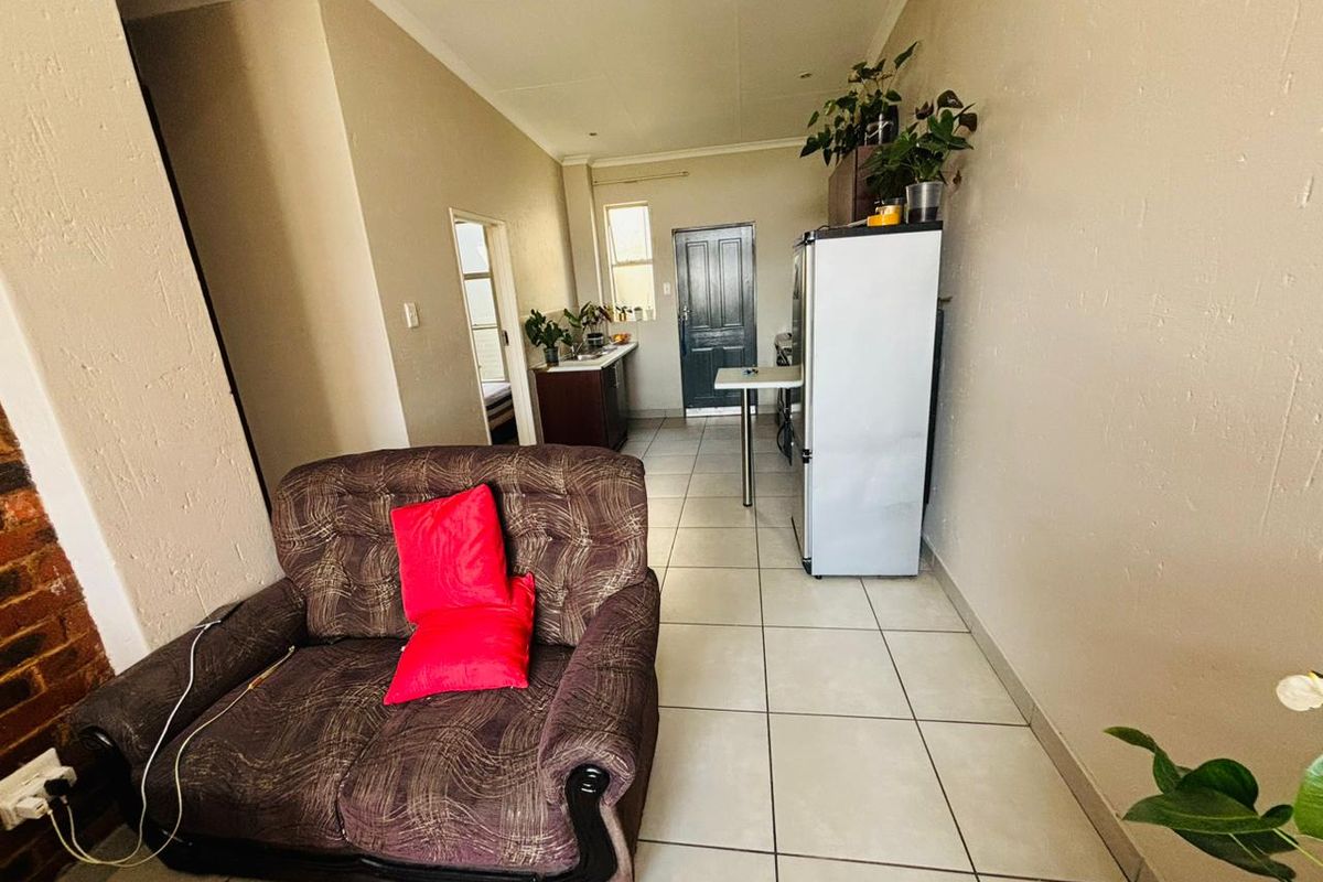 Modern two bedroom and 1 bath apartment/flat for sale in Buccleuch, secure now!! - Photo 4