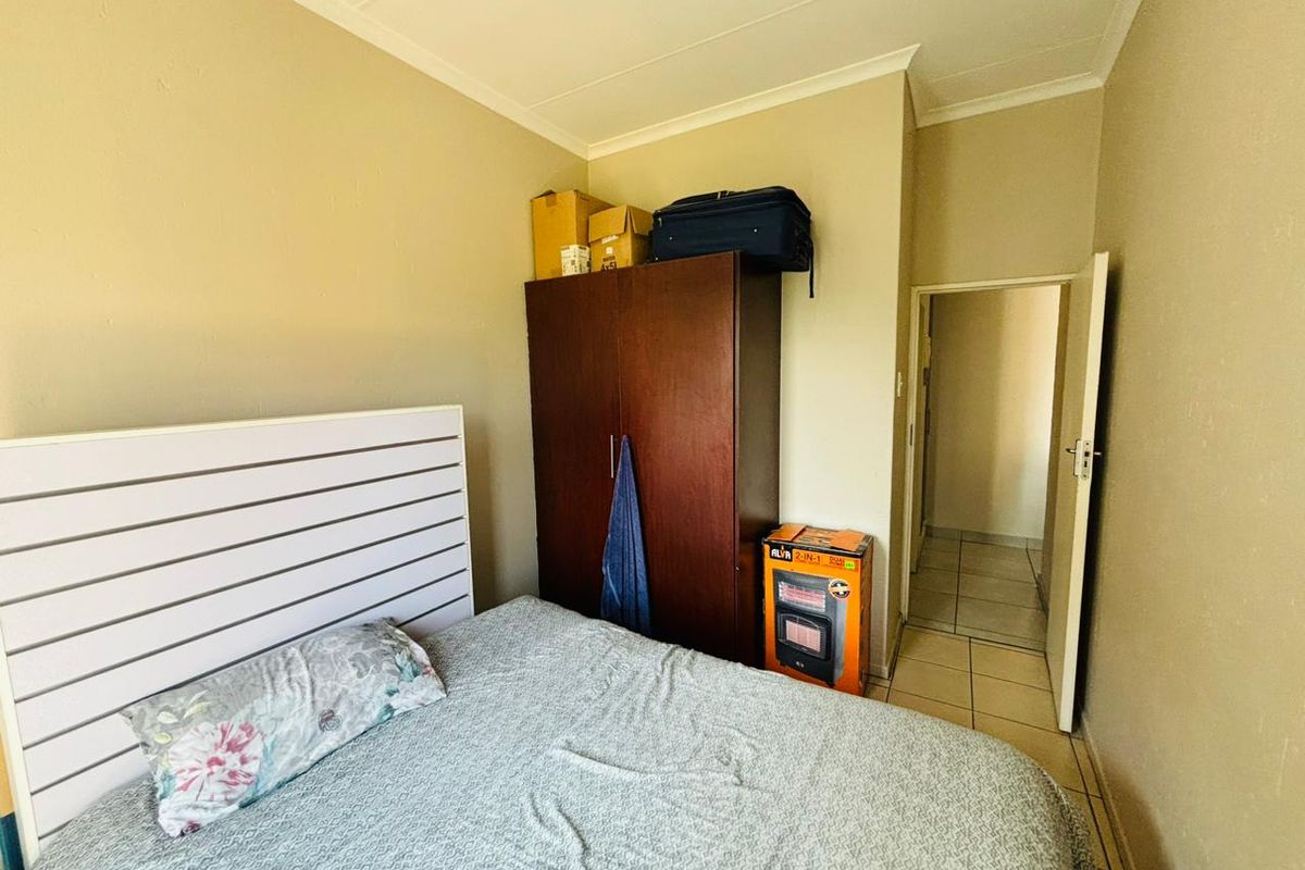 Modern two bedroom and 1 bath apartment/flat for sale in Buccleuch, secure now!! - Photo 5