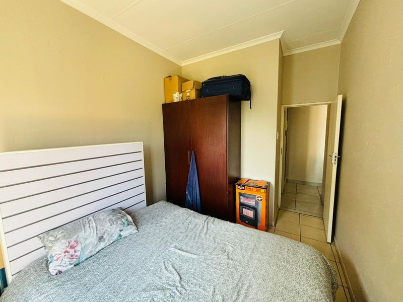 Modern two bedroom and 1 bath apartment/flat for sale in Buccleuch, secure now!! - Photo 5