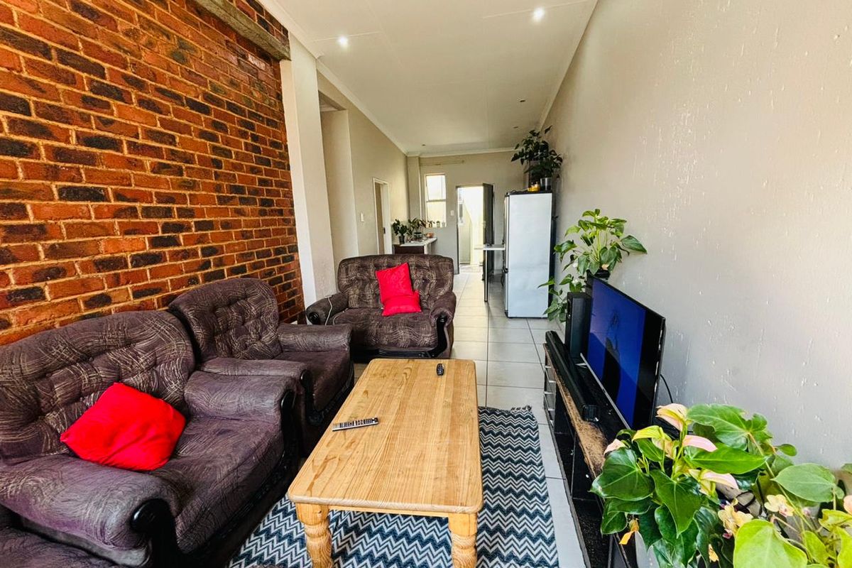 Modern two bedroom and 1 bath apartment/flat for sale in Buccleuch, secure now!! - Photo 2