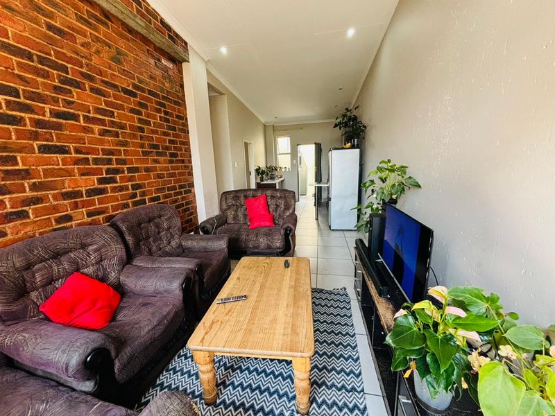 Modern two bedroom and 1 bath apartment/flat for sale in Buccleuch, secure now!! - Photo 2