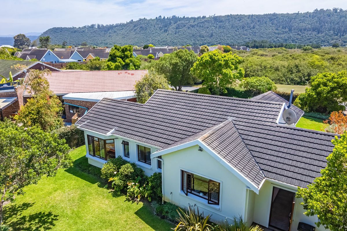 Charming lock-up-n-go, starter or downsizing home - Photo 3